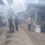 Sinergi Jaga Kesehatan Warga, Babinsa Koramil 10/Labar Dampingi Petugas Lakukan Fogging