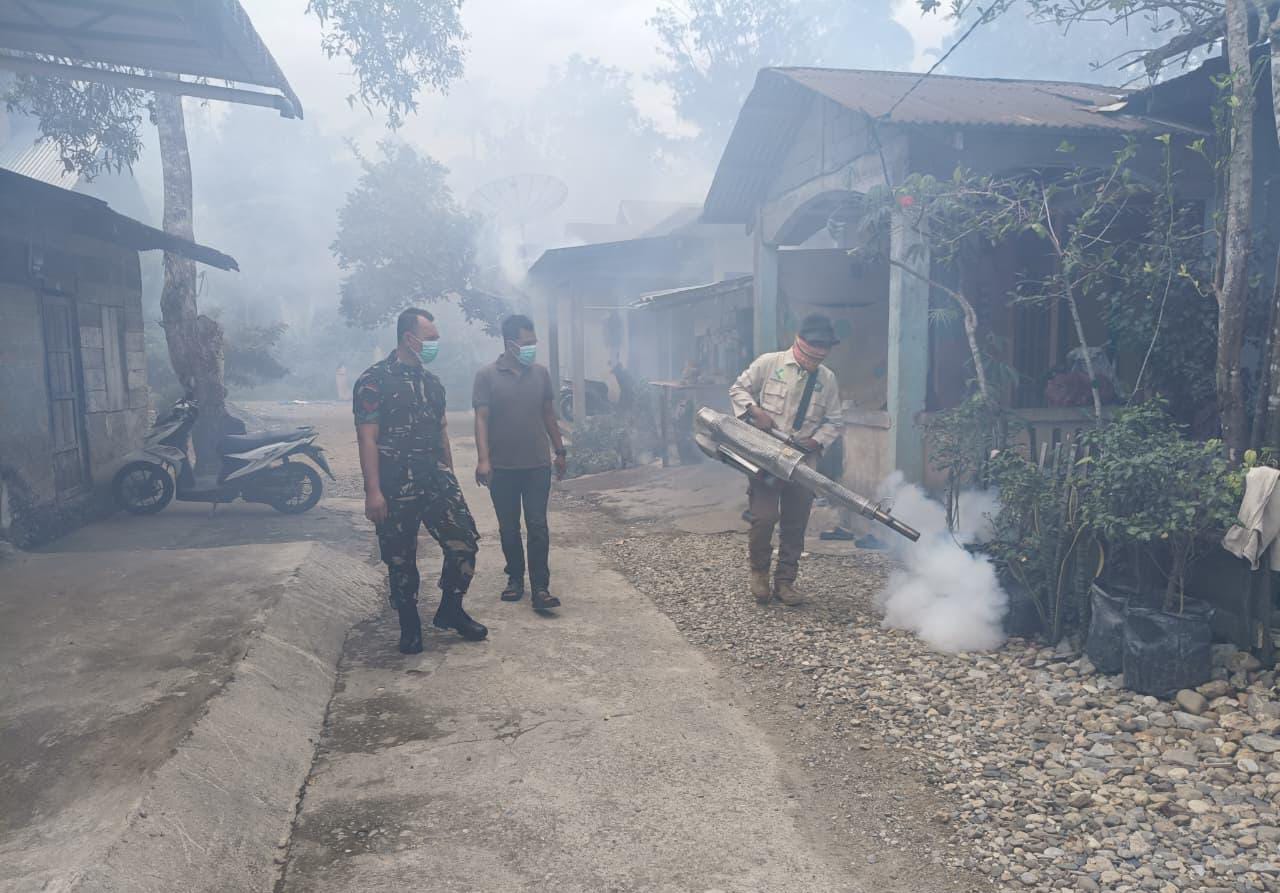 Sinergi Jaga Kesehatan Warga, Babinsa Koramil 10/Labar Dampingi Petugas Lakukan Fogging