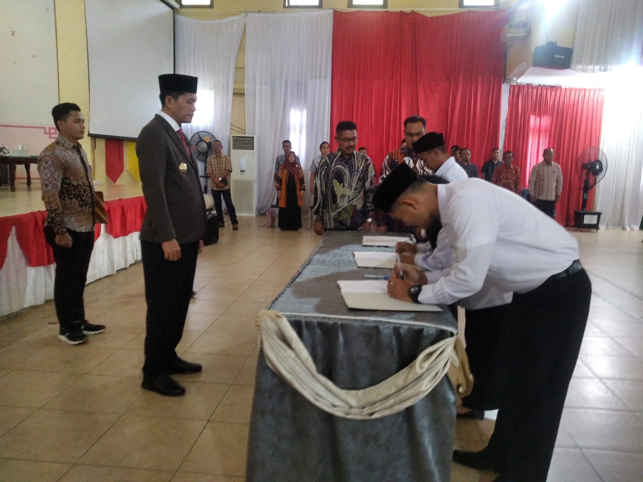 Bupati Aceh Selatan Serahkan SK PPPK Penuh Waktu Kepada Seratusan Tenaga Honorer