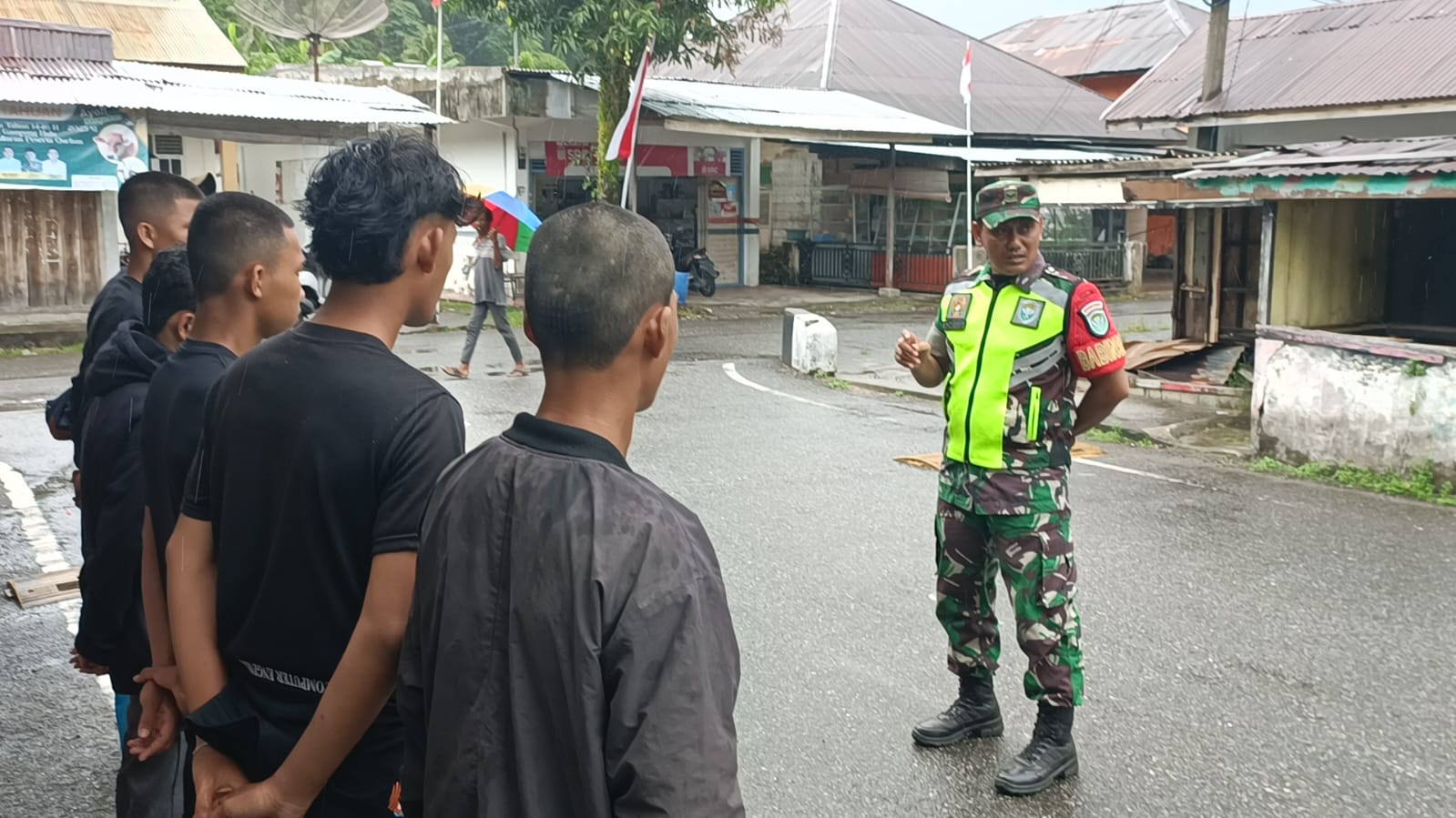 ‎Jaga Kondusifitas Wilayah, Babinsa Kodim 0107/Aceh Selatan Bersama Pemuda dan Warga Gelar Siskamling