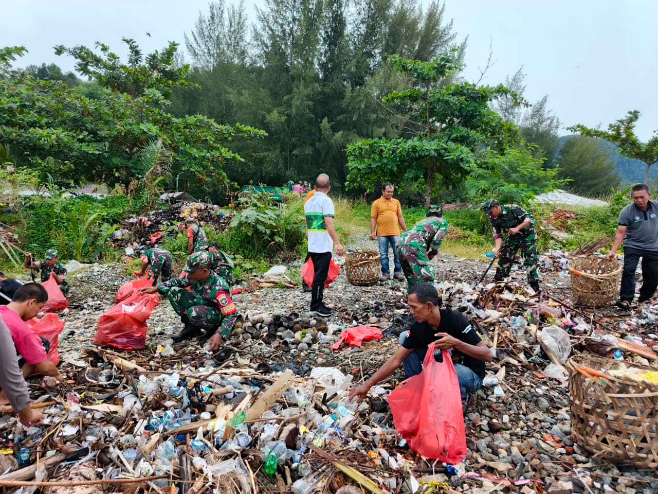 ‎Kodim 0107/Aceh Selatan Gelar Pembersihan Area Sungai di Tapaktuan Sambut HUT ke-80 TNI