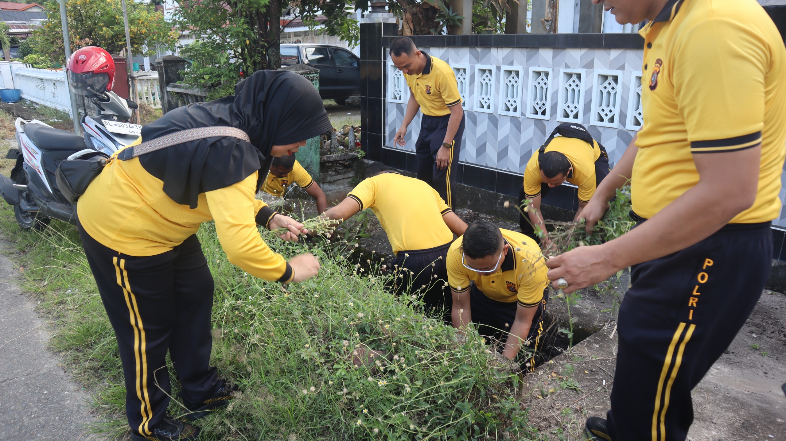 Jumat Bersih Polres Aceh Selatan: Gotong Royong Ciptakan Mushola Nyaman untuk Jamaah