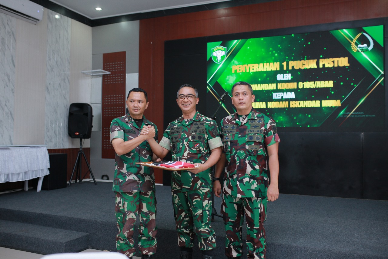 Hasil Penggalangan, Dandim 0105/Abar Serahkan 1 Pucuk Senjata Kepada Pangdam IM Saat Kunjungan Kerja