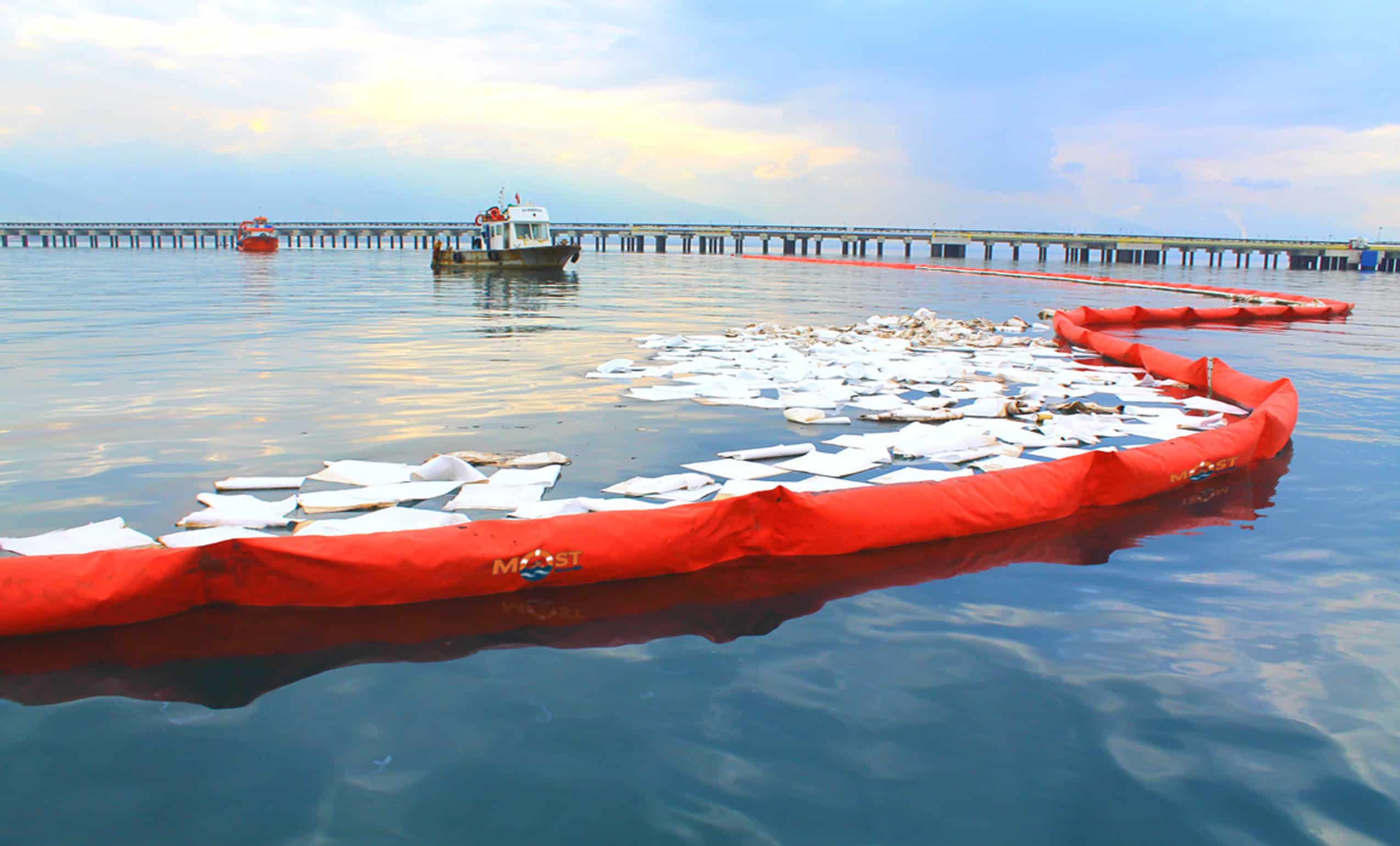 Marine Oil Boom: Perlindungan Efektif terhadap Tumpahan Minyak di Laut