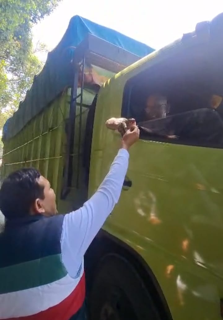 Wagub Aceh H. Fadhlullah Sapa Pengendara Truk Plat Luar Daerah di Gunung Gurute