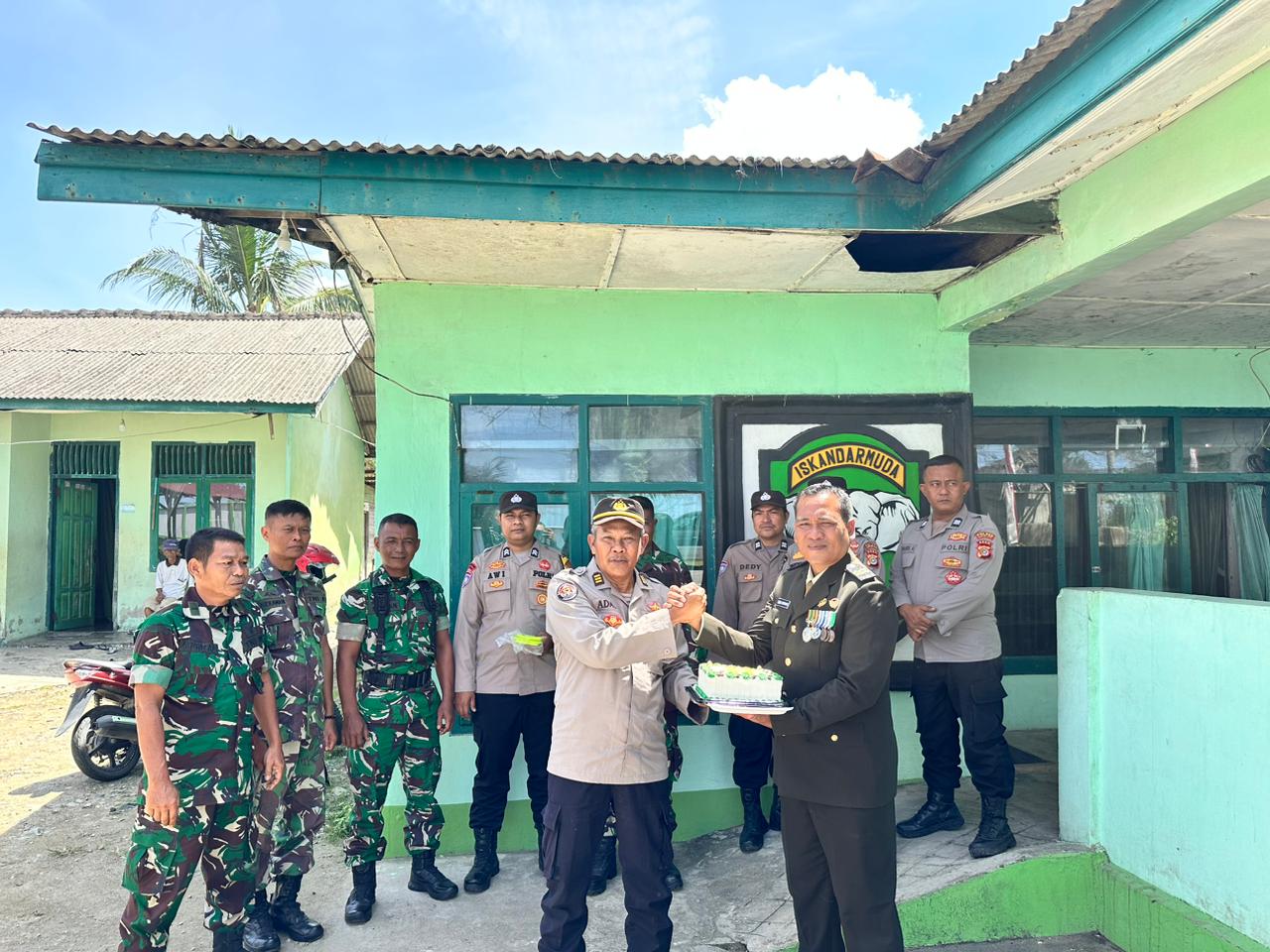 Dalam Rangka HUT TNI Ke 80 Para Kapolsek Jajaran Polres Aceh Selatan Berikan Kejutan Kepada Danramil Dalam Wilayah Kodim 0107/Asel