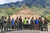 Dansatgas Yonif 112/DJ Tinjau Lokasi Pembangunan Aula Serbaguna untuk Warga Jigobak, Puncak Jaya