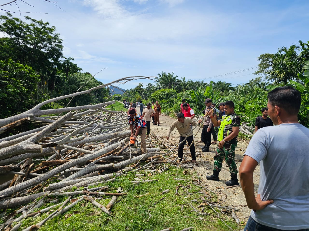 ‎Anggota Koramil 13/Kluet Timur Bersama Instansi Terkait Gelar Gotong Royong di Jalan Desa Paya Dapur
