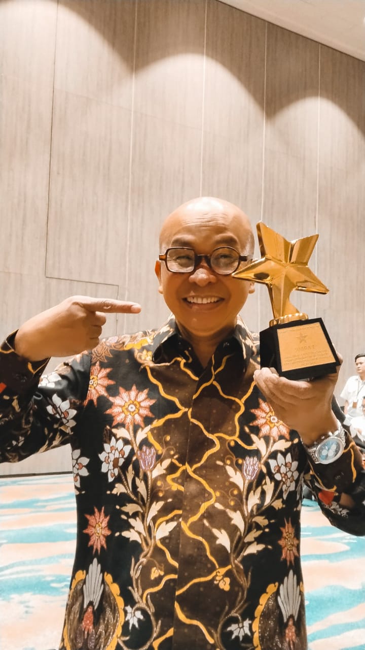 Majelis Kehormatan PP IWO Maman Suherman Terima Penghargaan Pegiat Literasi Nasional