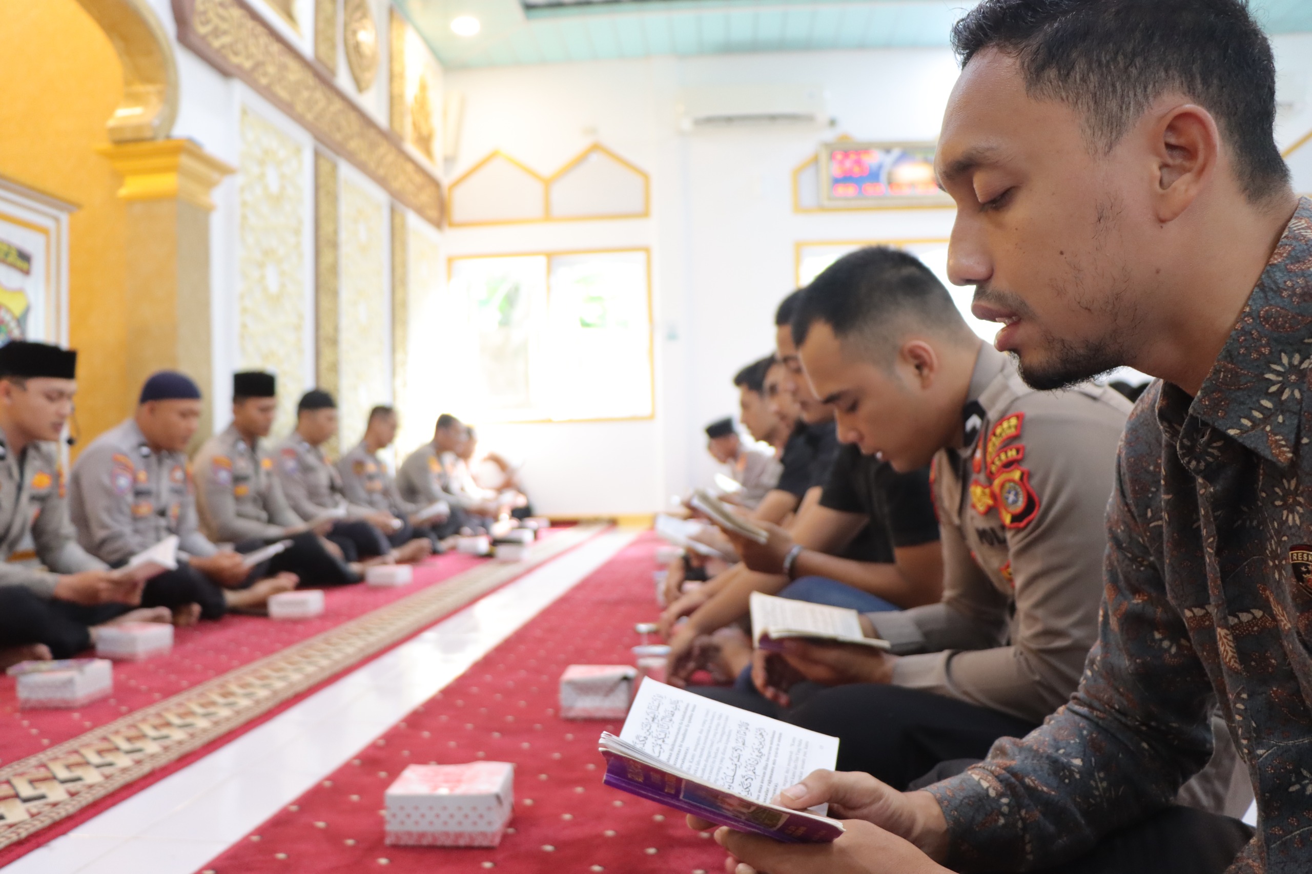 Polres Aceh Selatan Gelar Binrohtal Rutin, Personel Perkuat Iman dan Taqwa Lewat Yasinan