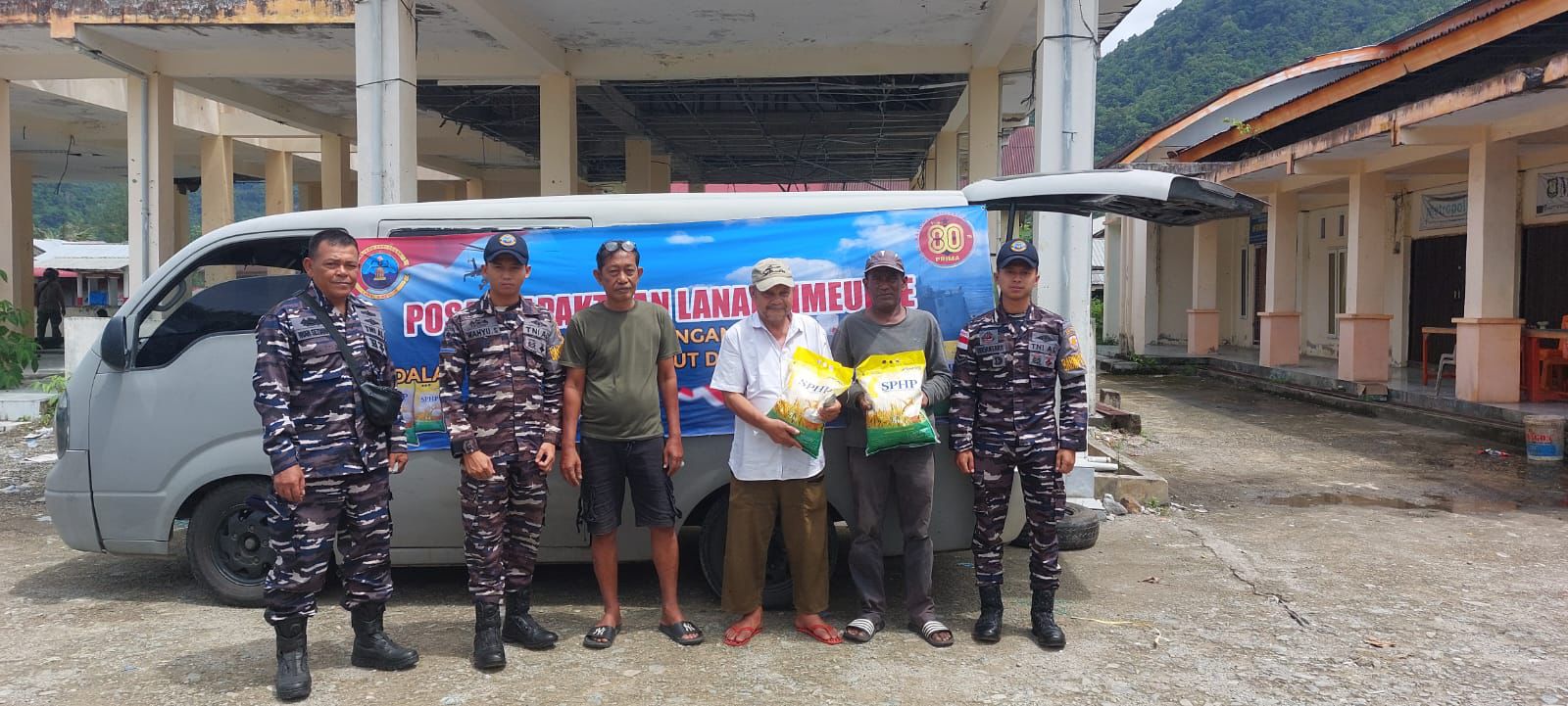 Dalam Rangka Menyambut HUT TNI ke-80, POS TNI AL Tapaktuan Mengadakan Kegiatan “Gerakan Pangan Murah”