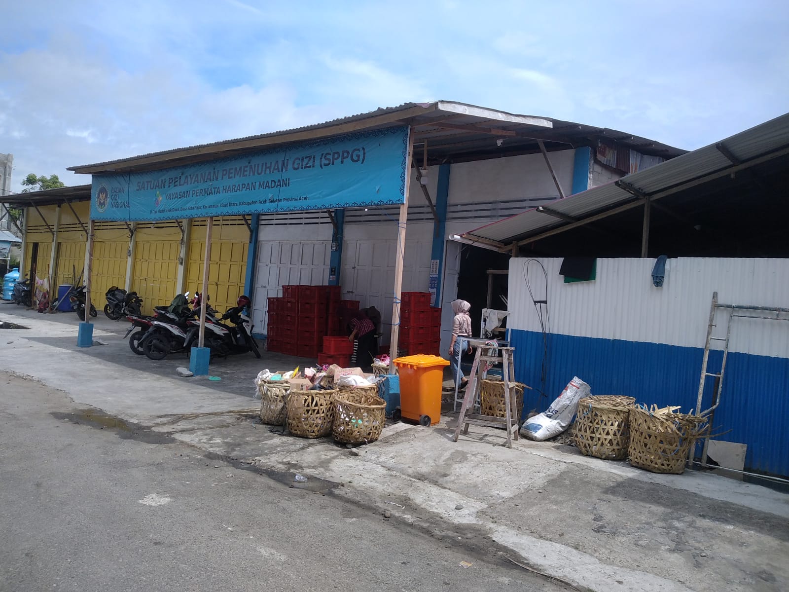 Sampah Menumpuk di Depan Ruang Produksi, Dapur MBG di Aceh Selatan Dinilai Kurang Layak