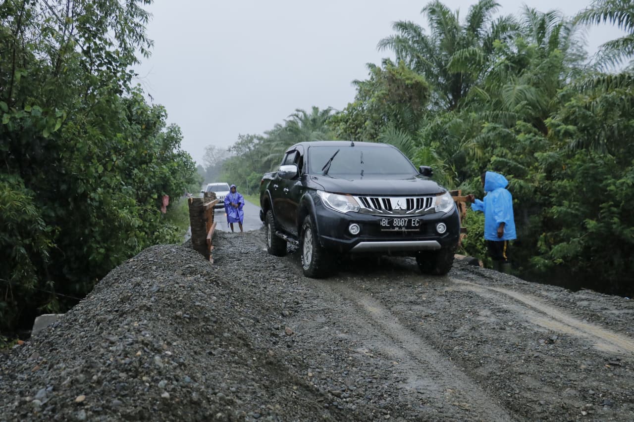 Pemkab Aceh Barat Melalui Dinas PUPR Perbaiki Jalan yang Rusak Akibat Banjir