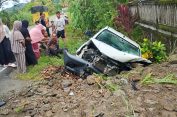 Toyota Hilux Masuk Parit di Jalan Nasional Tapaktuan–Meulaboh, Seorang PNS Luka Berat