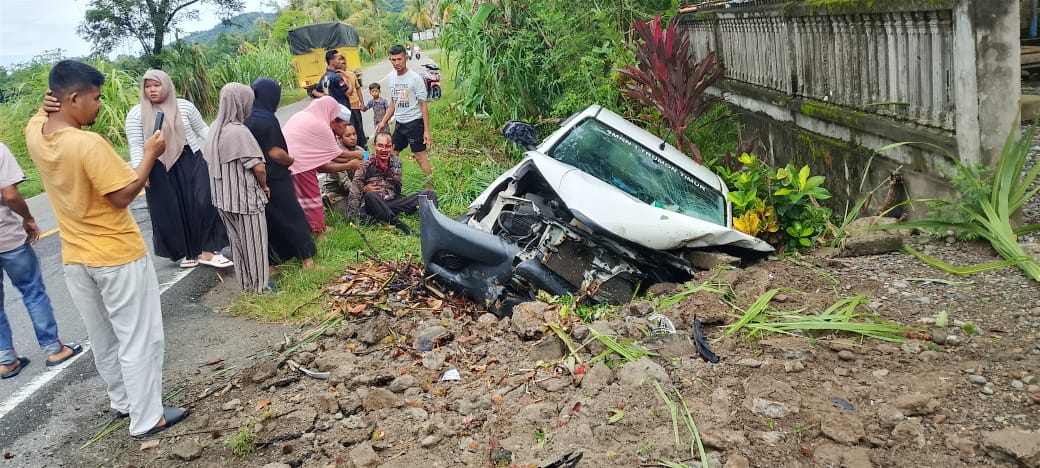 Toyota Hilux Masuk Parit di Jalan Nasional Tapaktuan–Meulaboh, Seorang PNS Luka Berat