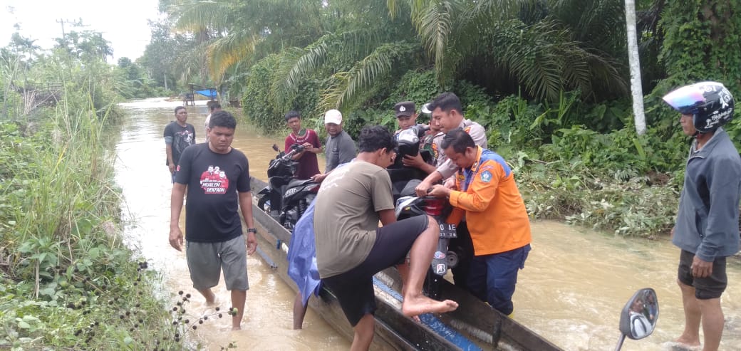 Polres Aceh Selatan Bersinergi dengan TNI dan BPBD, Evakuasi Warga Terdampak Banjir di Kluet Tengah