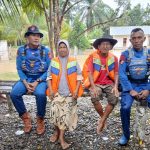 Satpol Airud Polres Aceh Barat Evakuasi Warga Lansia Saat Banjir Rendam Gampong Gunong Rambong AQ