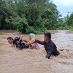 ‎Di Tengah Luapan Air, TNI dan Brimob Bertarung Melawan Arus Demi Menyelamatkan Warga