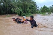 ‎Di Tengah Luapan Air, TNI dan Brimob Bertarung Melawan Arus Demi Menyelamatkan Warga