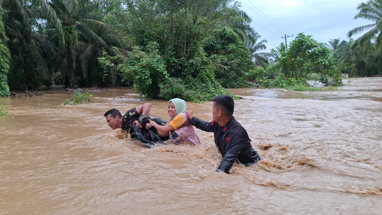 ‎Di Tengah Luapan Air, TNI dan Brimob Bertarung Melawan Arus Demi Menyelamatkan Warga