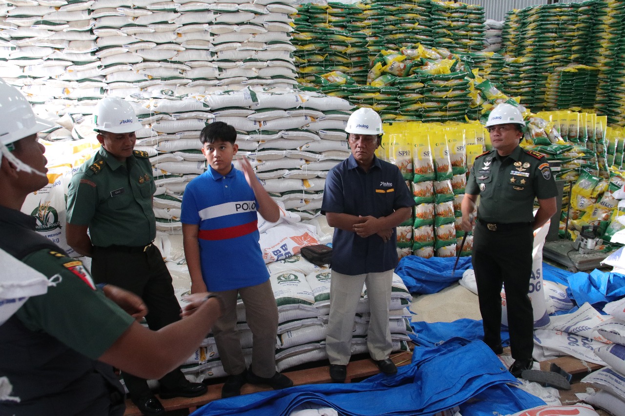 ‎Dandim 0107/Aceh Selatan Kunjungi Gudang Bulog Pasi Raja, Pastikan Stok dan Kualitas Beras Aman untuk Masyarakat