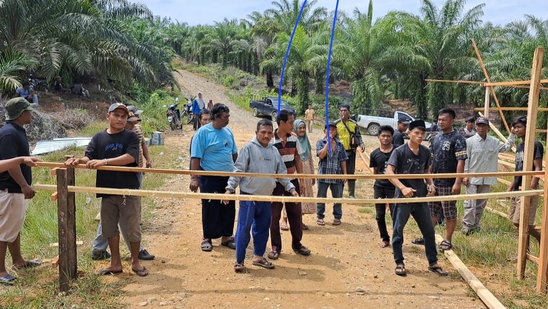 Konflik Memanas! Warga Batu Napal Tutup Jalan Menuju Lahan PT Laot Bangko!