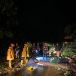 Tim Gabungan Polres Aceh Selatan Tanggap Cepat Atasi Tanah Longsor dan Pohon Tumbang Yang Menutupi Badan Jalan Nasional