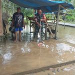 ‎Pasca Banjir Personil Babinsa Koramil 11/Kluet Tengah Bersama Warga Gotong Royong Bersihkan Rumah Pasca Banjir