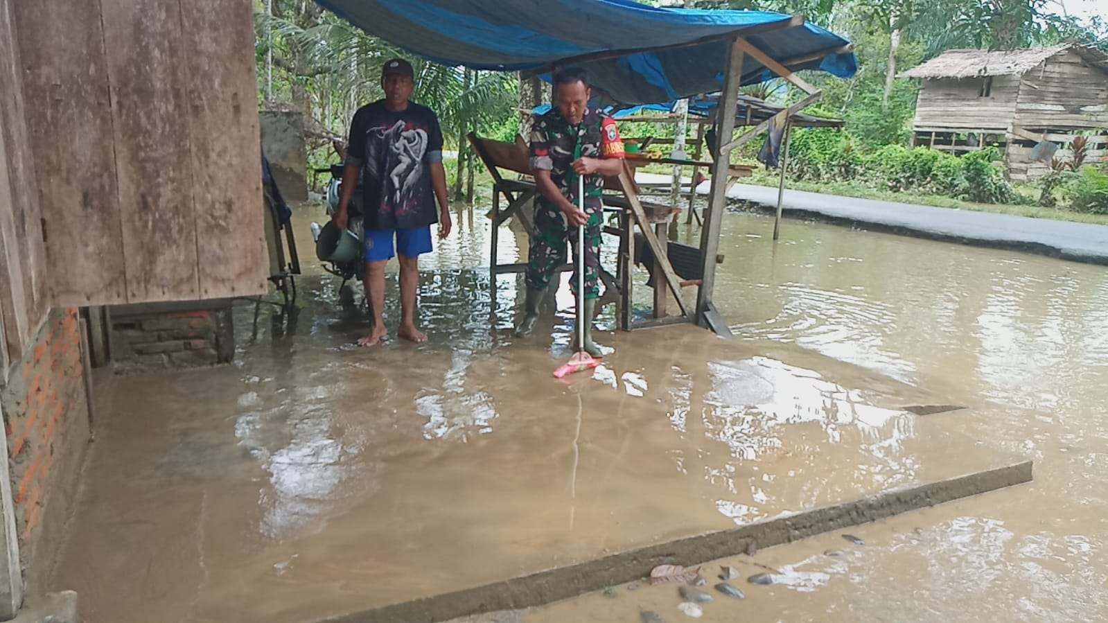 ‎Pasca Banjir Personil Babinsa Koramil 11/Kluet Tengah Bersama Warga Gotong Royong Bersihkan Rumah Pasca Banjir