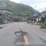 Jalan Nasional Tapaktuan – Banda Aceh Dibiarkan Berlubang Tanpa Ada Penanganan Dari Pihak Yang Berwenang