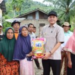 Bupati Aceh Selatan Turun Langsung Serahkan Bantuan untuk Korban Banjir di Kluet Tengah dan Kluet Utara