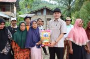 Bupati Aceh Selatan Turun Langsung Serahkan Bantuan untuk Korban Banjir di Kluet Tengah dan Kluet Utara