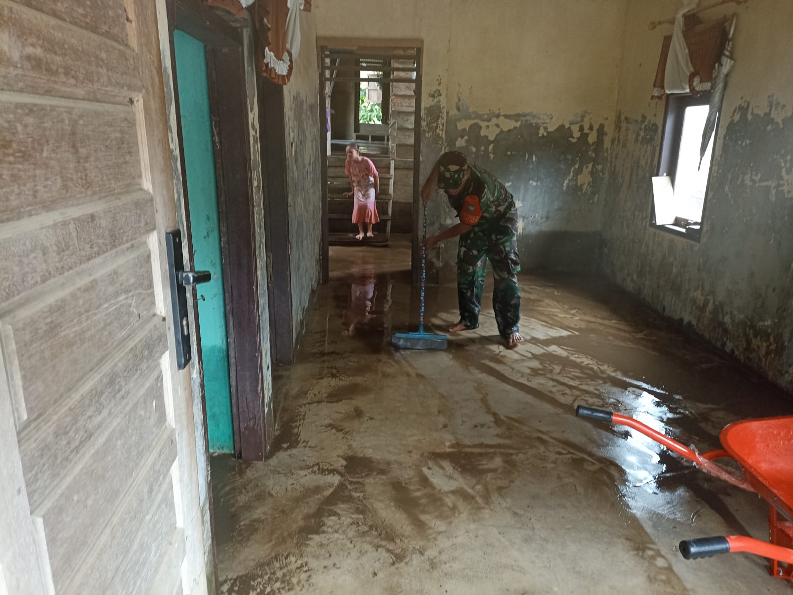 ‎Babinsa Koramil 08/Bakongan Gerak Cepat Bantu Warga Terdampak Banjir di Desa Beutong