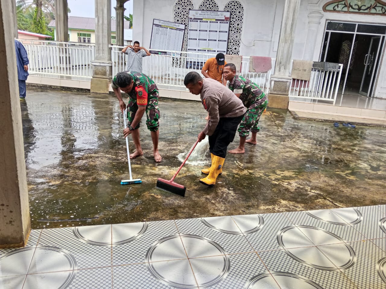 ‎Sinergi Tanpa Batas: TNI, Polri dan Warga Gelar Aksi Jumat Bersih di Masjid Baitul Karim Trumon Timur