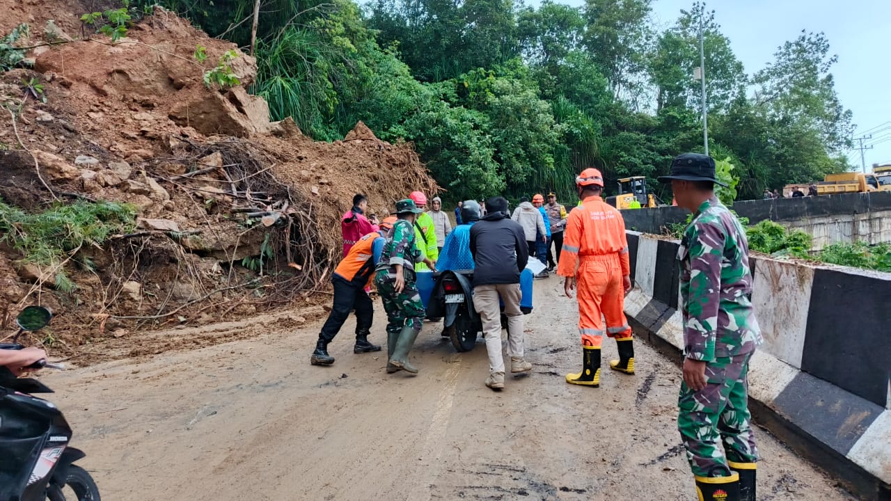 ‎Personel Gabungan TNI, Polri, BPBD dan Instansi Terkait Berjibaku Tangani Longsor di Jalur Batu Itam – Tapaktuan–Subulussalam