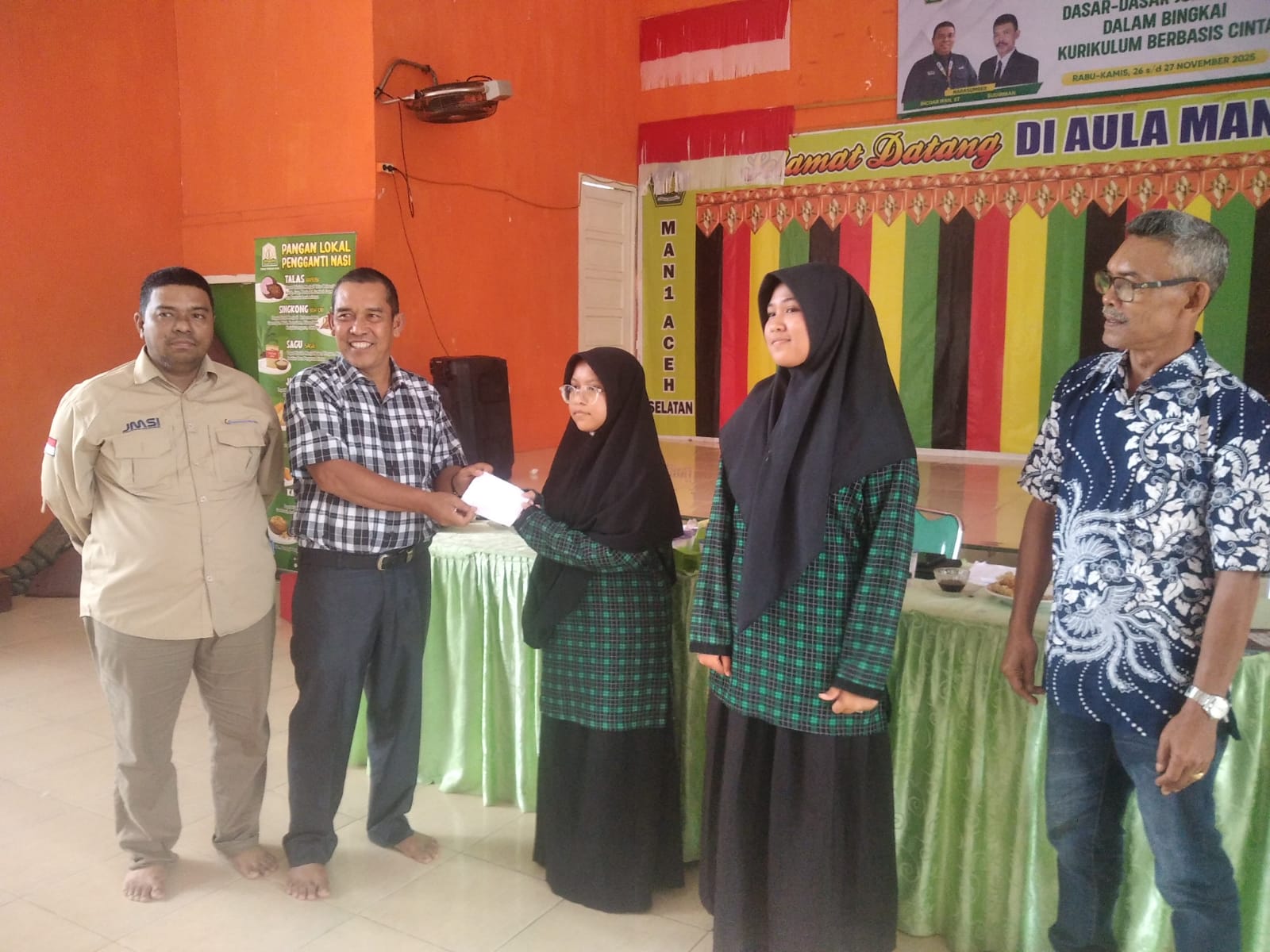 Pelatihan Dasar Jurnalistik di MAN 1 Aceh Selatan Berakhir, 2 Siswi Peserta Pelatihan Mendapatkan Apresiasi 