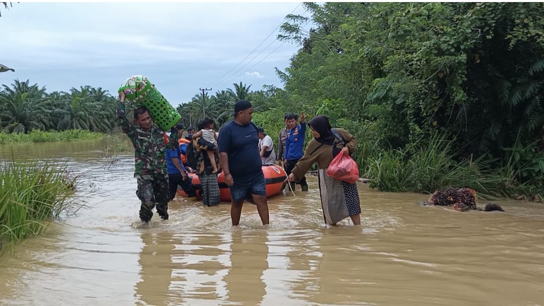 ‎Banjir Kembali Terjadi, Tim Gabungan TNI, Polri, BPBD dan Warga Evakuasi Penduduk Terjebak di Desa Seuneubok Pusaka