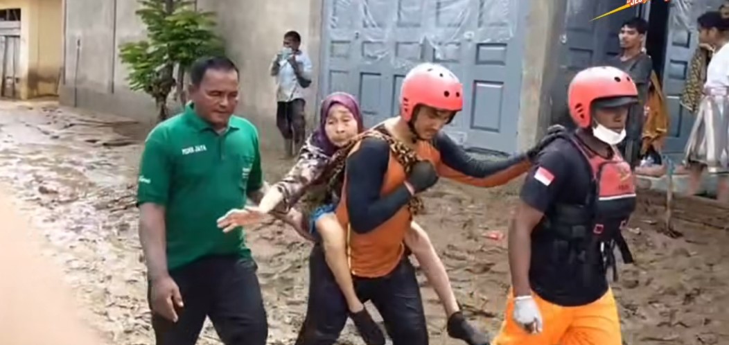 Sebanyak 100 Warga Yang Terjebak Banjir di Pidie Jaya Berhasil Di Evakuasi Oleh Tim SAR