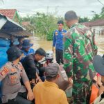 ‎Tim Gabungan TNI, Polri dan BPBD Berhasil Evakuasi Warga Seuneubok Pusaka Trumon yang Terjebak Banjir Setinggi 5 Meter