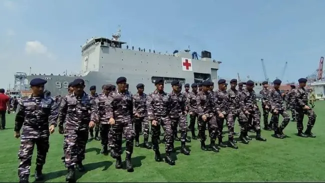 TNI AL Kirim Kapal Perang dan Helikopter ke Sumatra untuk Salurkan Logistik