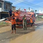 Pasca Banjir Dandim 0107/Asel Kerahkan Personel Bantu Bersihkan Jalan Nasional Tapaktuan – Subulussalam 