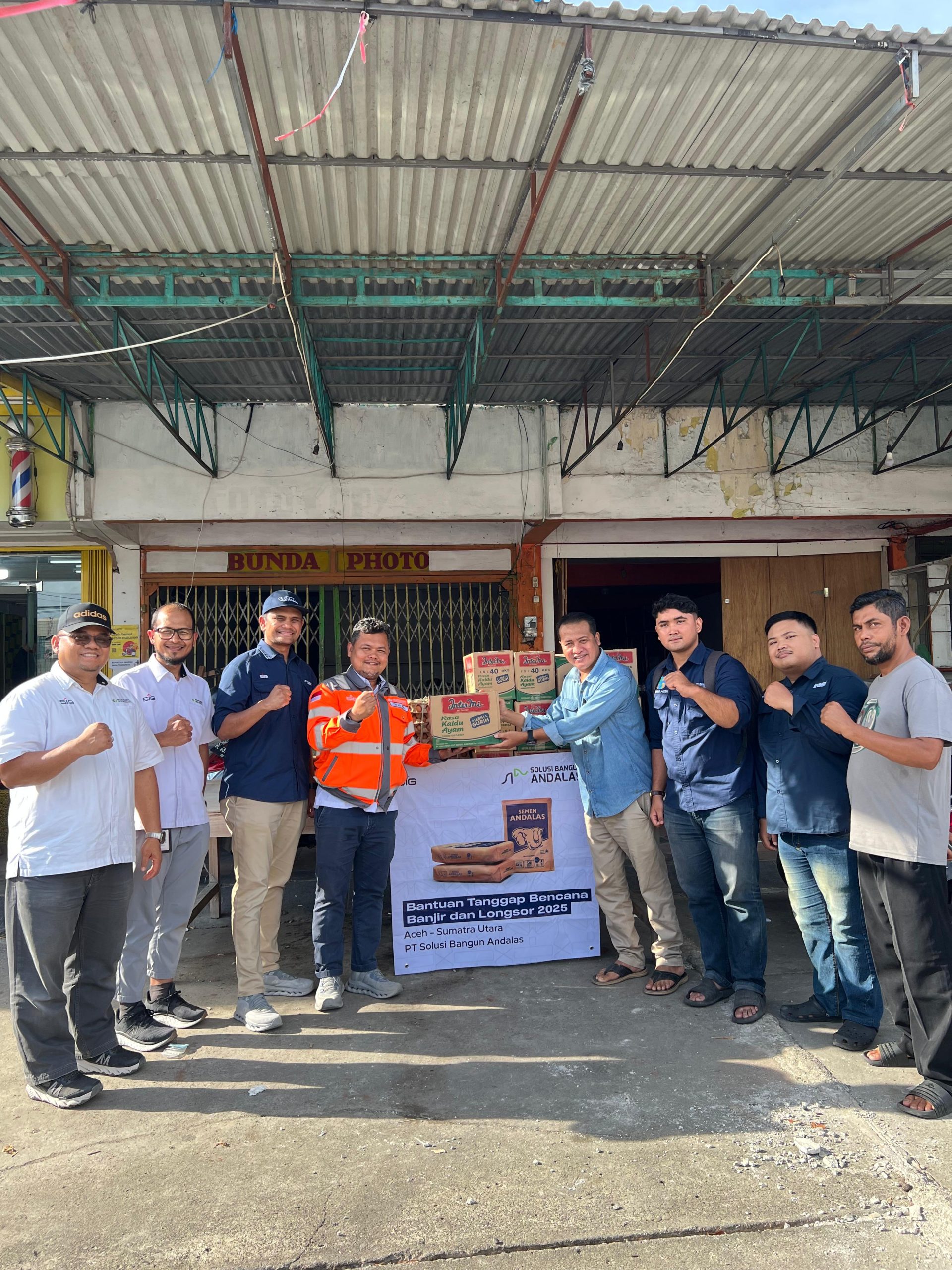PT Solusi Bangun Andalas Salurkan Bantuan untuk Anggota IWO Aceh Terdampak Banjir