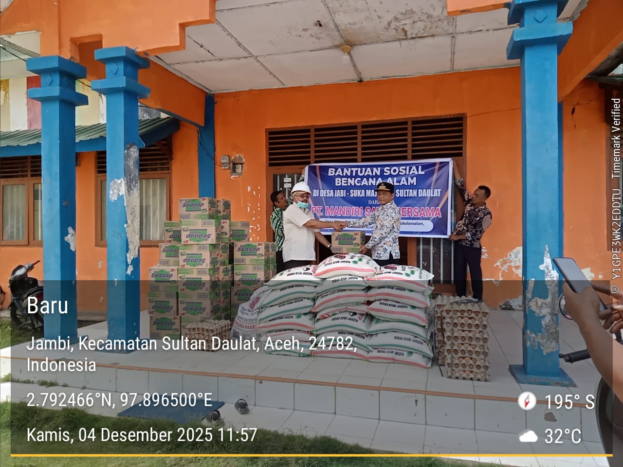 PT Mandiri Sawit Bersama 2 Bantu Alat Berat dan Pangan untuk Warga Terdampak Banjir di Sultan Daulat