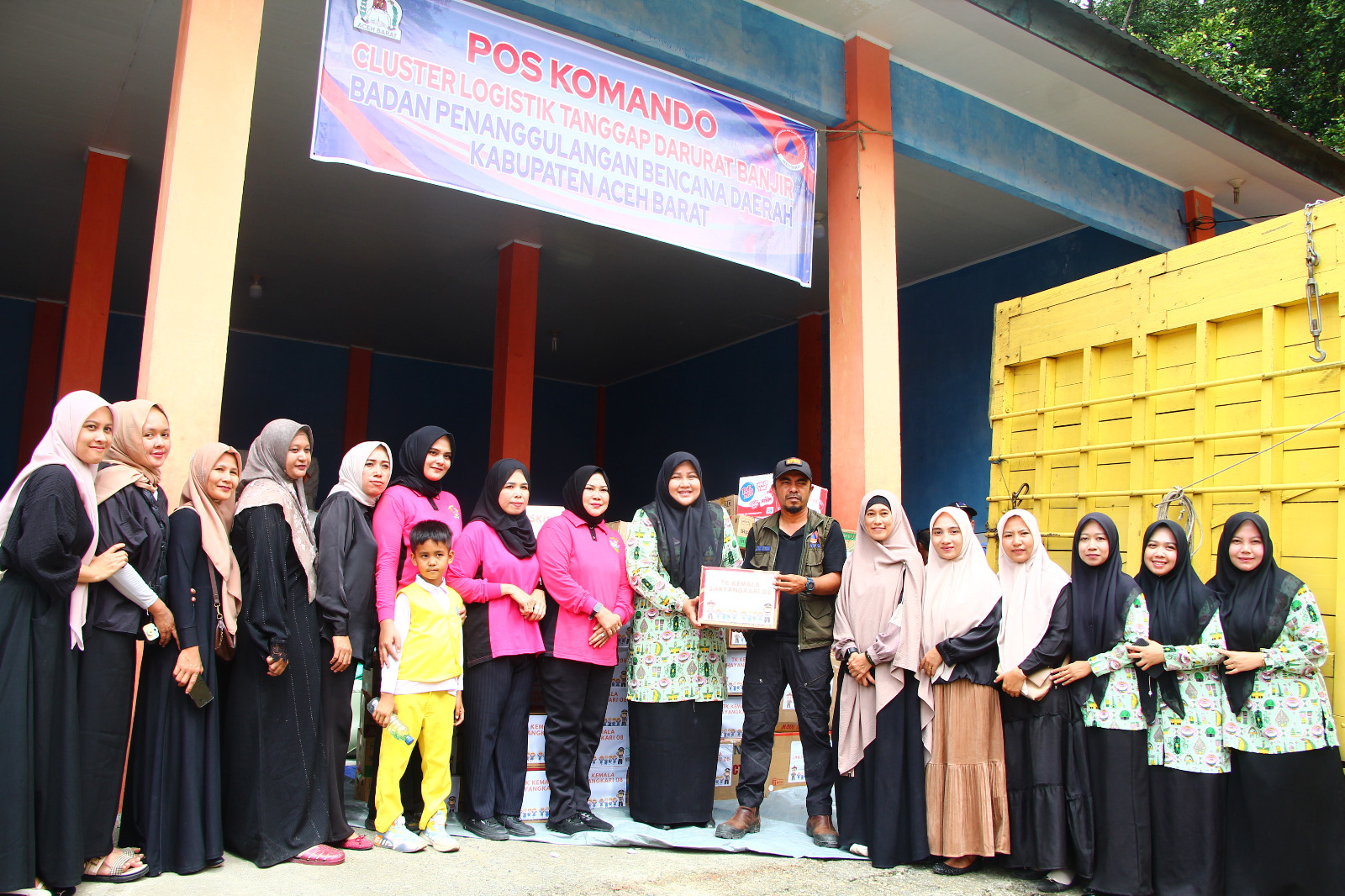 Bhayangkari Cabang Aceh Barat dan TK Kemala Bhayangkari Serahkan Bantuan Sosial untuk Korban Banjir