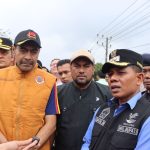 Gubernur Aceh Didampingi Kapolres Aceh Selatan dan Unsur Forkopimda Memberikan Bantuan Kepada Korban Banjir Trumon Raya