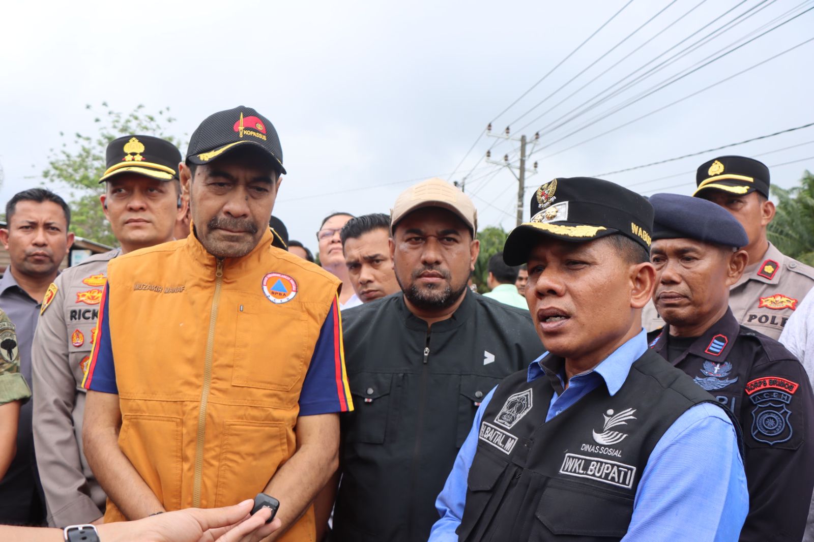 Gubernur Aceh Didampingi Kapolres Aceh Selatan dan Unsur Forkopimda Memberikan Bantuan Kepada Korban Banjir Trumon Raya