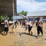 Personel Polres Pidie Bersihkan Lumpur Pasca Banjir di Masjid Baitul Akbar, Mutiara Timur
