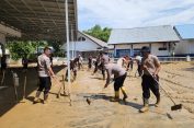 Personel Polres Pidie Bersihkan Lumpur Pasca Banjir di Masjid Baitul Akbar, Mutiara Timur