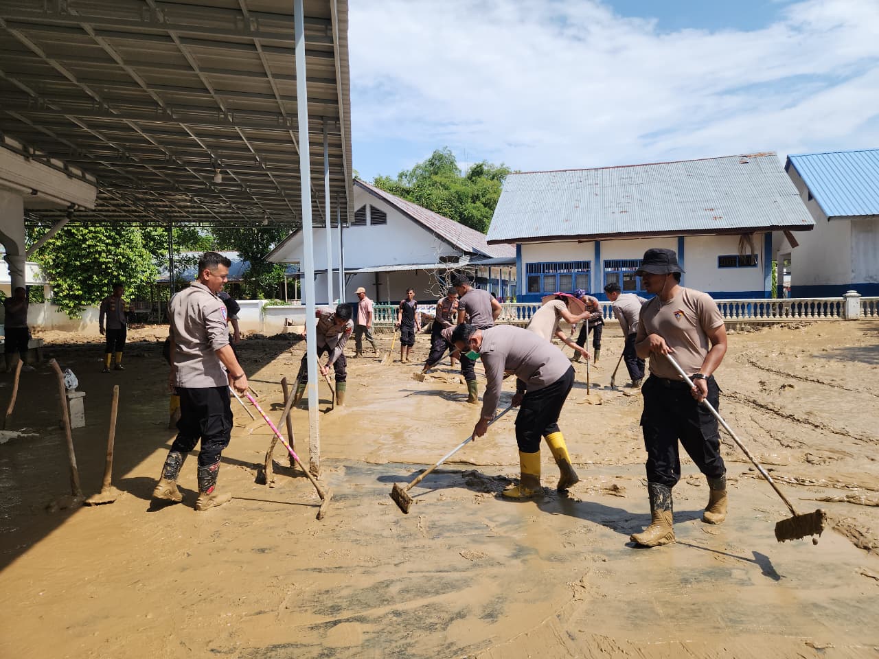 Personel Polres Pidie Bersihkan Lumpur Pasca Banjir di Masjid Baitul Akbar, Mutiara Timur