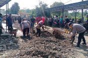 Polsek Kembang Tanjung Gelar Gotong Royong, Bersihkan Fasilitas Publik Pasca Banjir